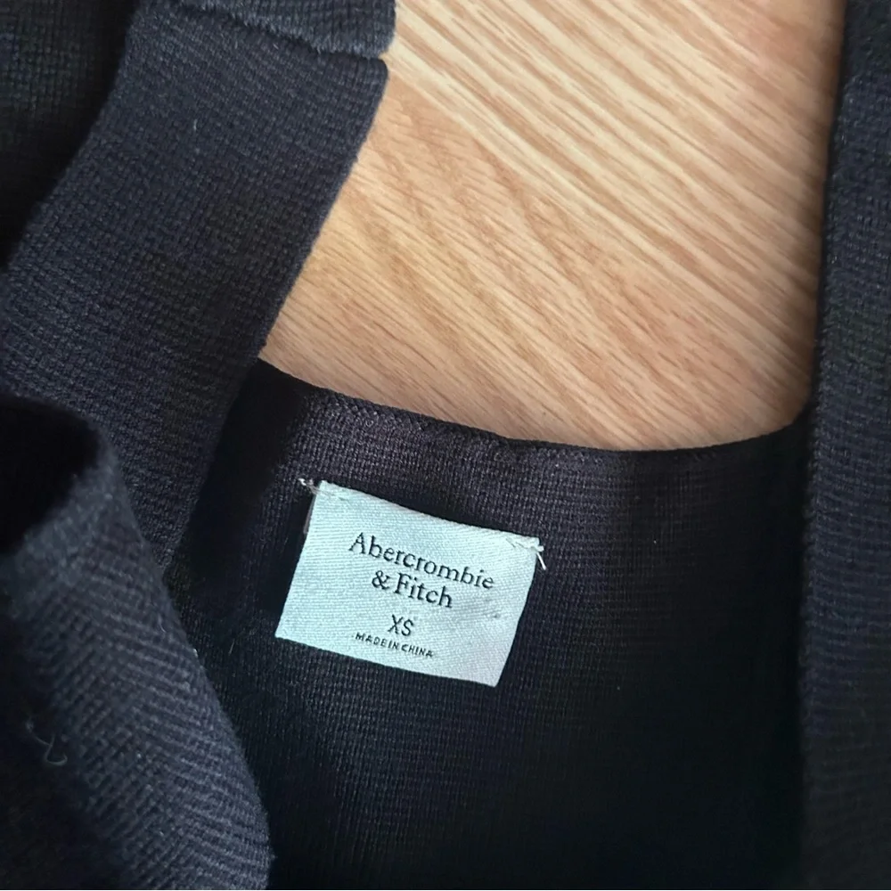 Abercrombie & Fitch Black Cropped Tank XS - Picture 2 of 5